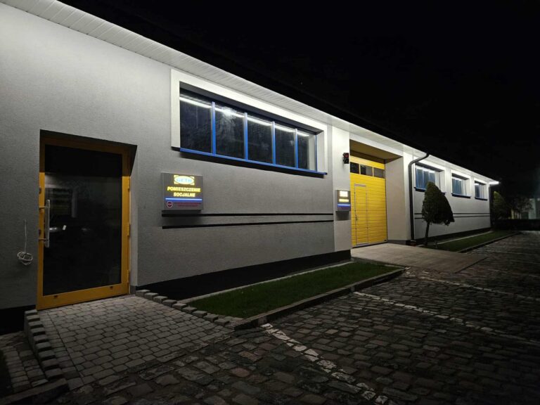 nowoczesna elewacja z podswietleniem ledy